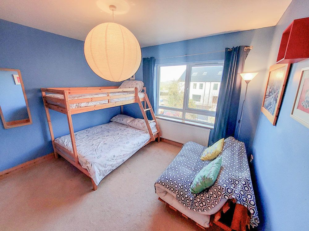 Triple bunk + futon